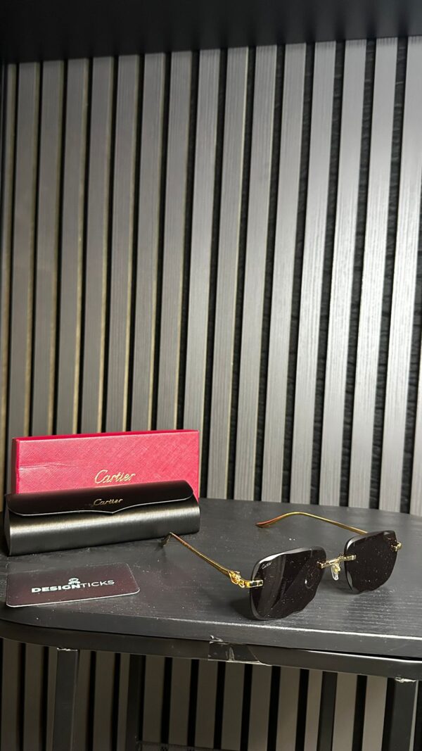 Cartier Goud Met Donkere Glazen
