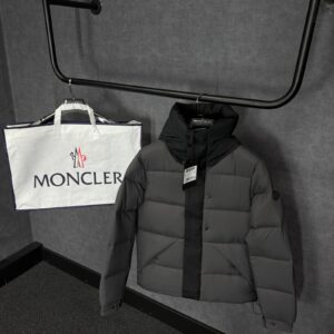Moncler Madeira Hooded Short Down Jacket Antraciet + NFC High Quality